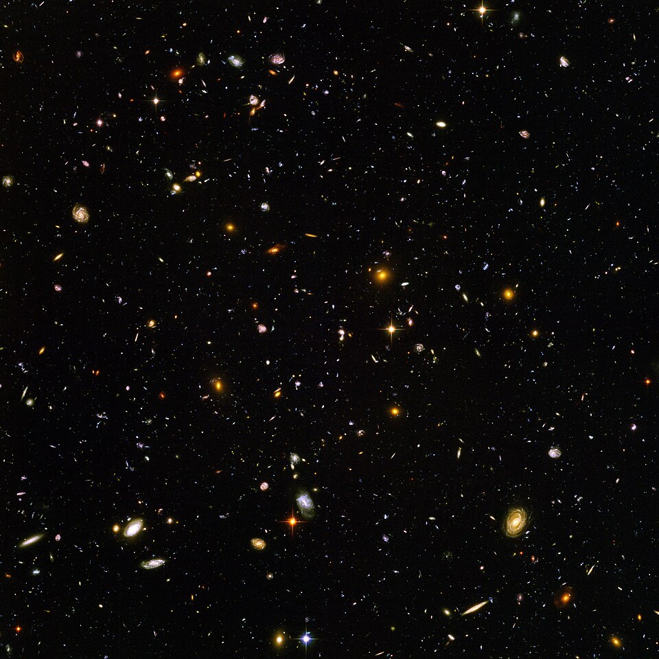 A Hubble űrtávcsővel készült felvételeken látható legtávolabbi galaxisok fénye körülbelül 13 milliárd évvel ezelőtt indult el felénk