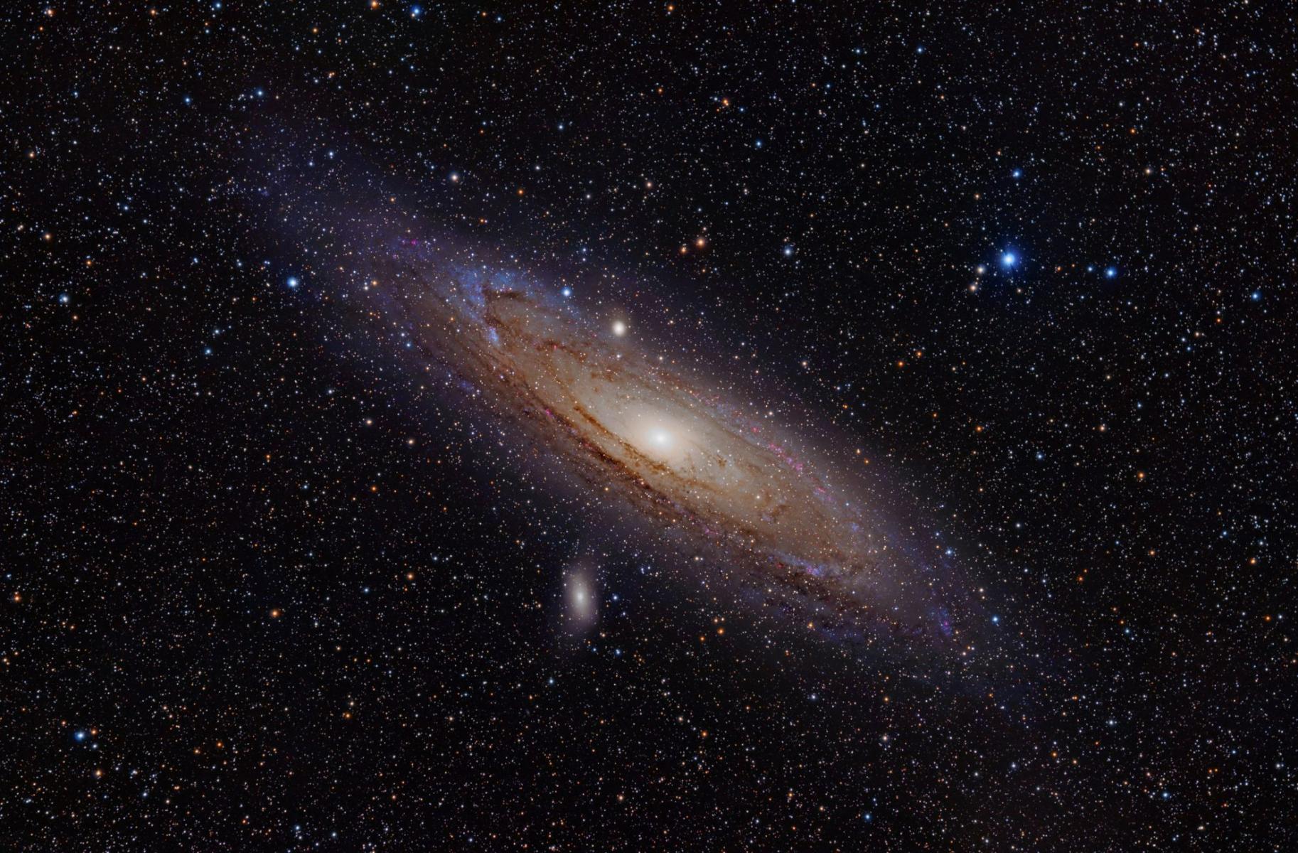 Az Androméda-galaxis középpontjában egy szupernagy tömegű fekete lyuk található, amely akár 25–50-szer nagyobb is lehet, mint a Tejútrendszer közepén lévő fekete lyuk